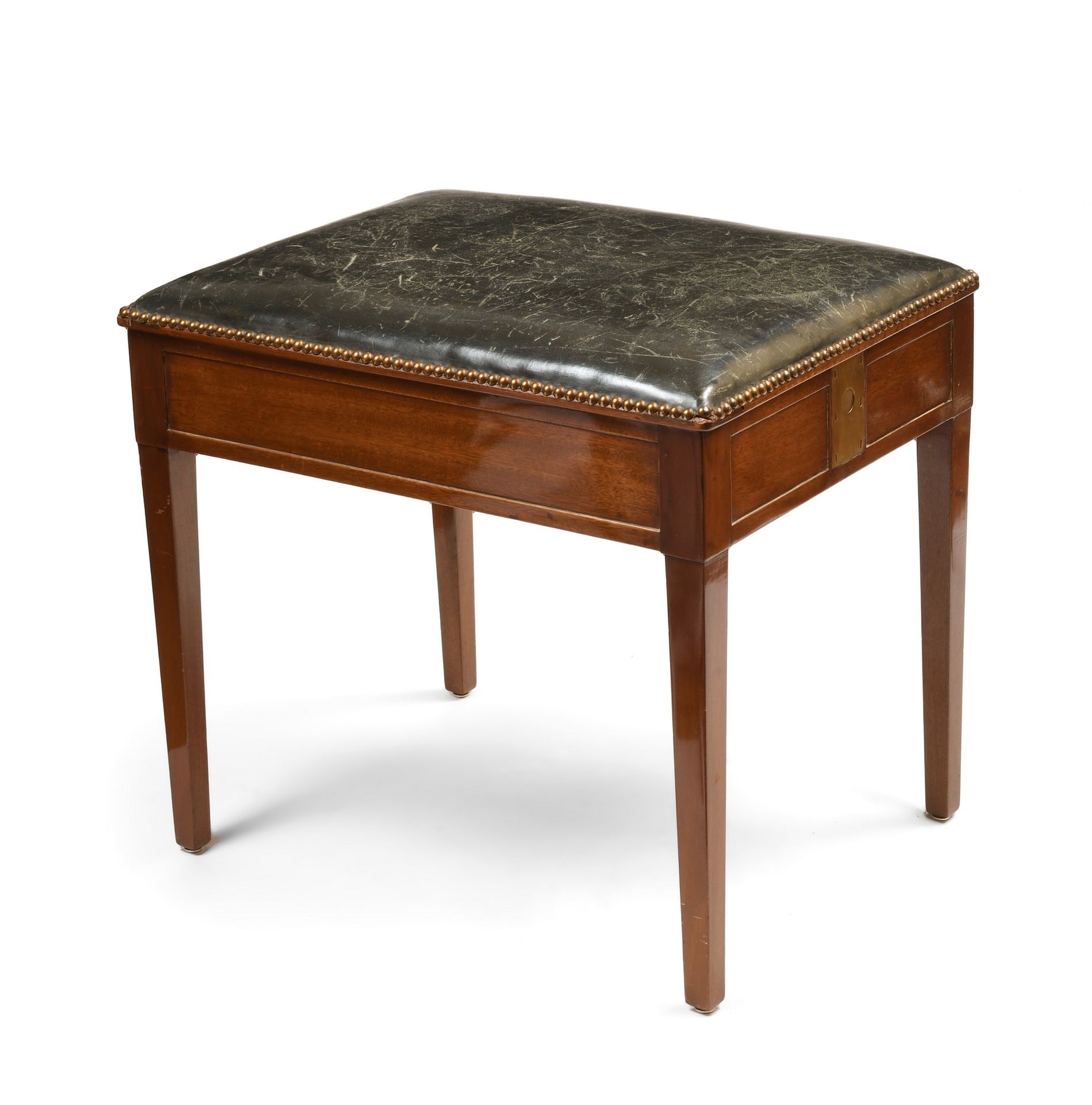 Null 
桃花心木书柜凳，鞘状腿。由一个按钮触发的机制。19世纪初。黑色带钉子的皮革内饰（使用过，破损）。高度：53厘米 - 宽度：61厘米 - 高度：47厘&hellip;