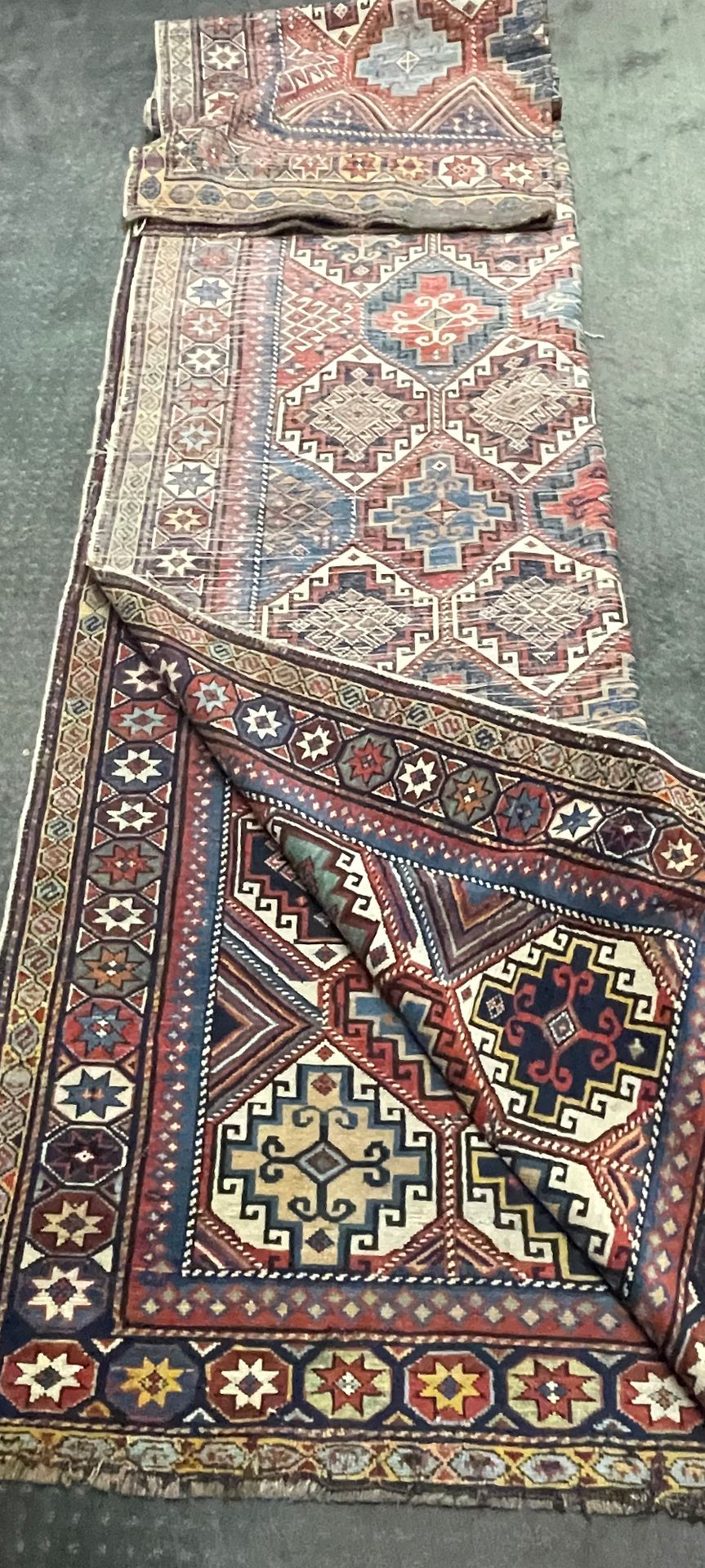 Null 饰有多色几何图案的羊毛画廊地毯（事故，修复，磨损）。哈萨克人，高加索地区。348 x 142 cm