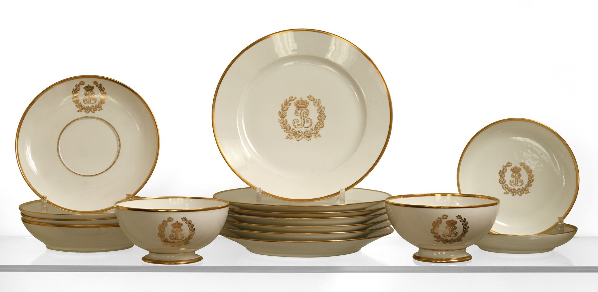 Null 白瓷晚餐服务的一部分，上面有金色的路易-菲利普的图案，镀金的丝线，包括：七个餐盘，两个碗和四个碟子，两个小盘子，咖啡杯，杯和碟子，有盖糖碗。城堡的背面&hellip;