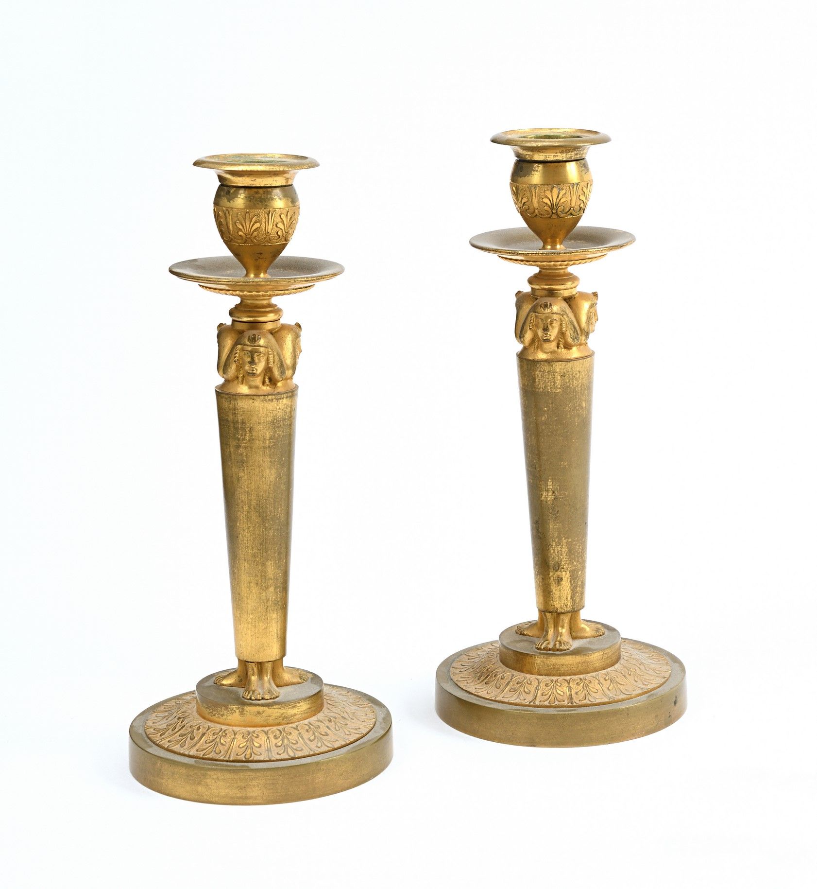 Null 一对木制烛台（磨损），有埃及头像，喇叭形的轴，圆形底座和凿刻的棕榈手柄。杜伊勒里宫的标志。19世纪初。高度：23厘米