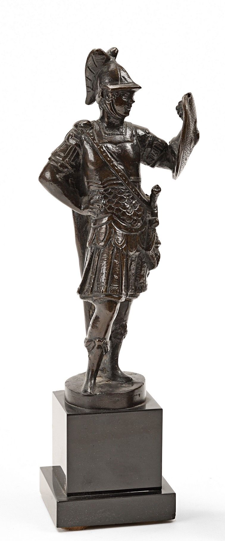 Null Sculpture en bronze à patine brune figurant un guerrier casqué au bouclier &hellip;