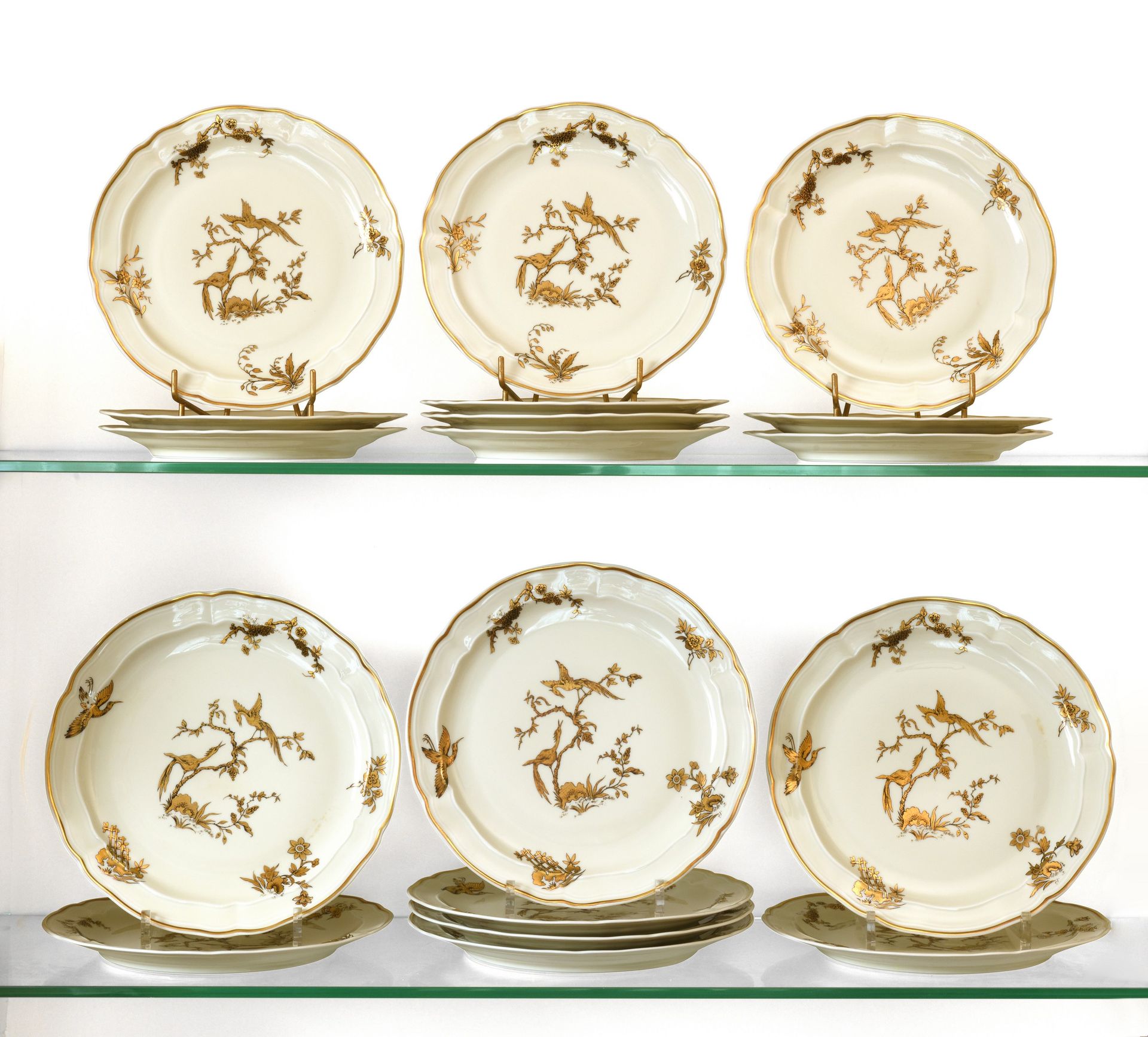 Null 白瓷晚餐服务的一部分，带有金色的鸟类装饰，包括八个餐盘和十个小盘子。1957年4月为伊丽莎白女王陛下在法国的接待仪式而制作的模型。贝尔纳多-利摩日（B&hellip;