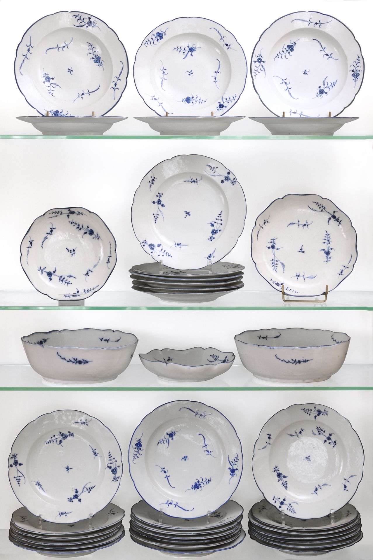 Null 白底蓝色camaîeu装饰的 "à la brindille "软膏瓷器服务的一部分，包括：26个餐盘，6个汤盘，2个沙拉碗，1个汤杯和1对杯子。背面&hellip;