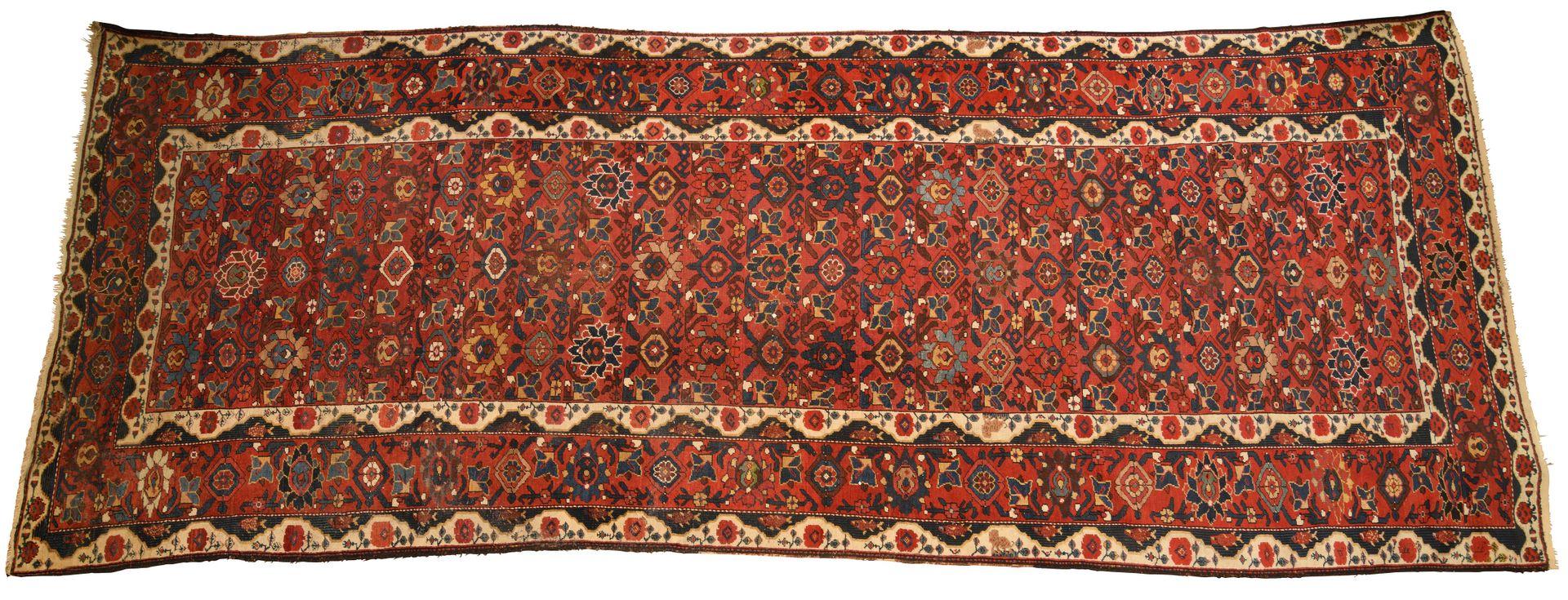 Null 东方画廊地毯，红色背景上有风格化的花卉装饰（磨损）510 x 190厘米