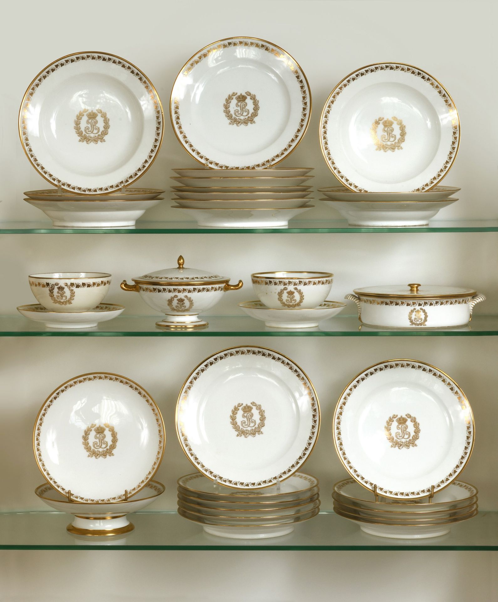 Null 白瓷晚餐服务的一部分，上面有金色的路易-菲利普的图案，有常春藤楣，包括：十八个餐盘，六个汤盘，两个碗和碟子，有盖的肉汤和蔬菜盘，两个碗放在底座上，咖啡&hellip;