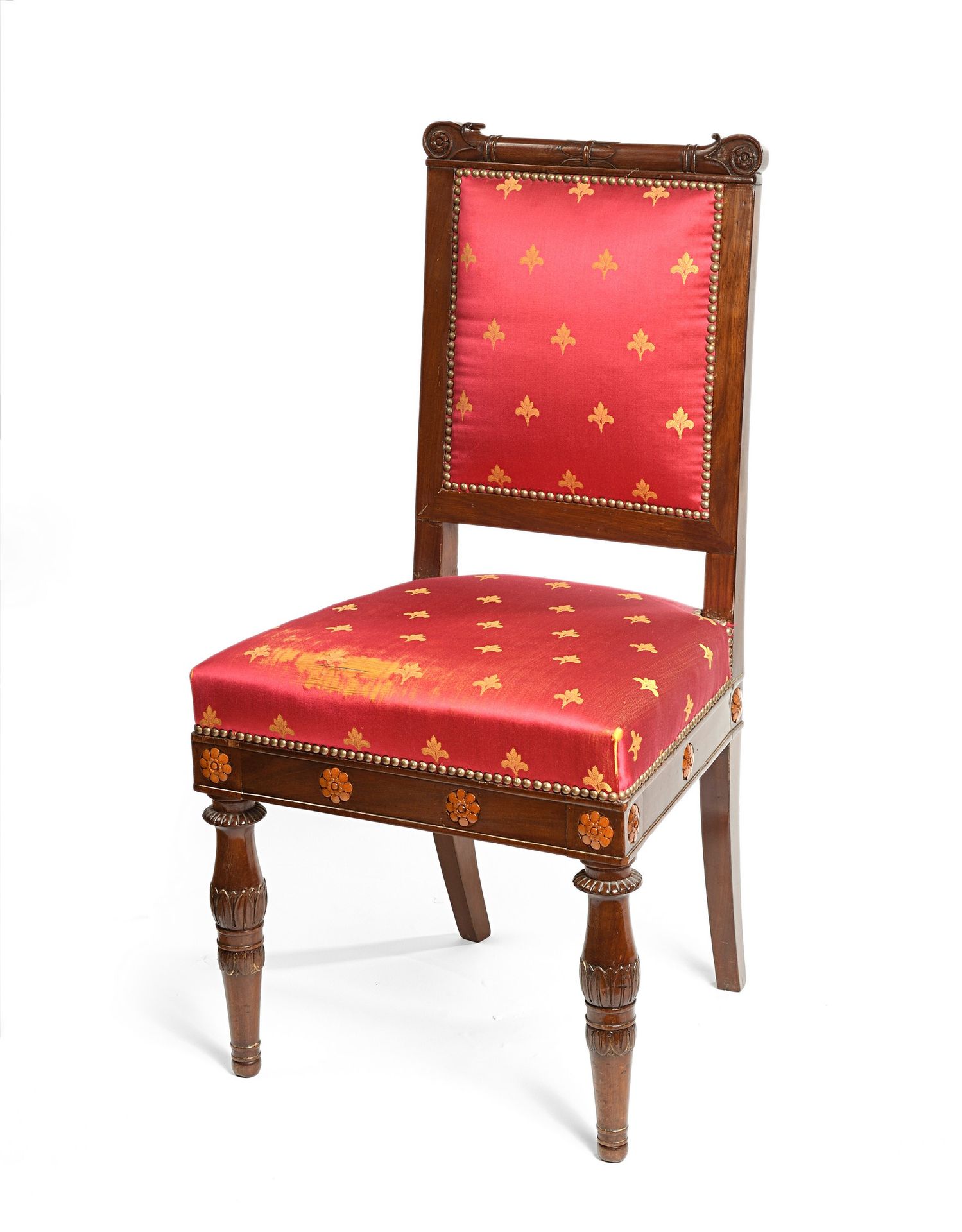 Null 
桃花心木椅子，长方形的椅背上装饰有埃及雕刻的横杆，腰带上有浅色的黄杨木花纹应用，膨胀的腿上雕刻有荷叶。盖有CRESSENT的印章，19世纪。用过的丝&hellip;