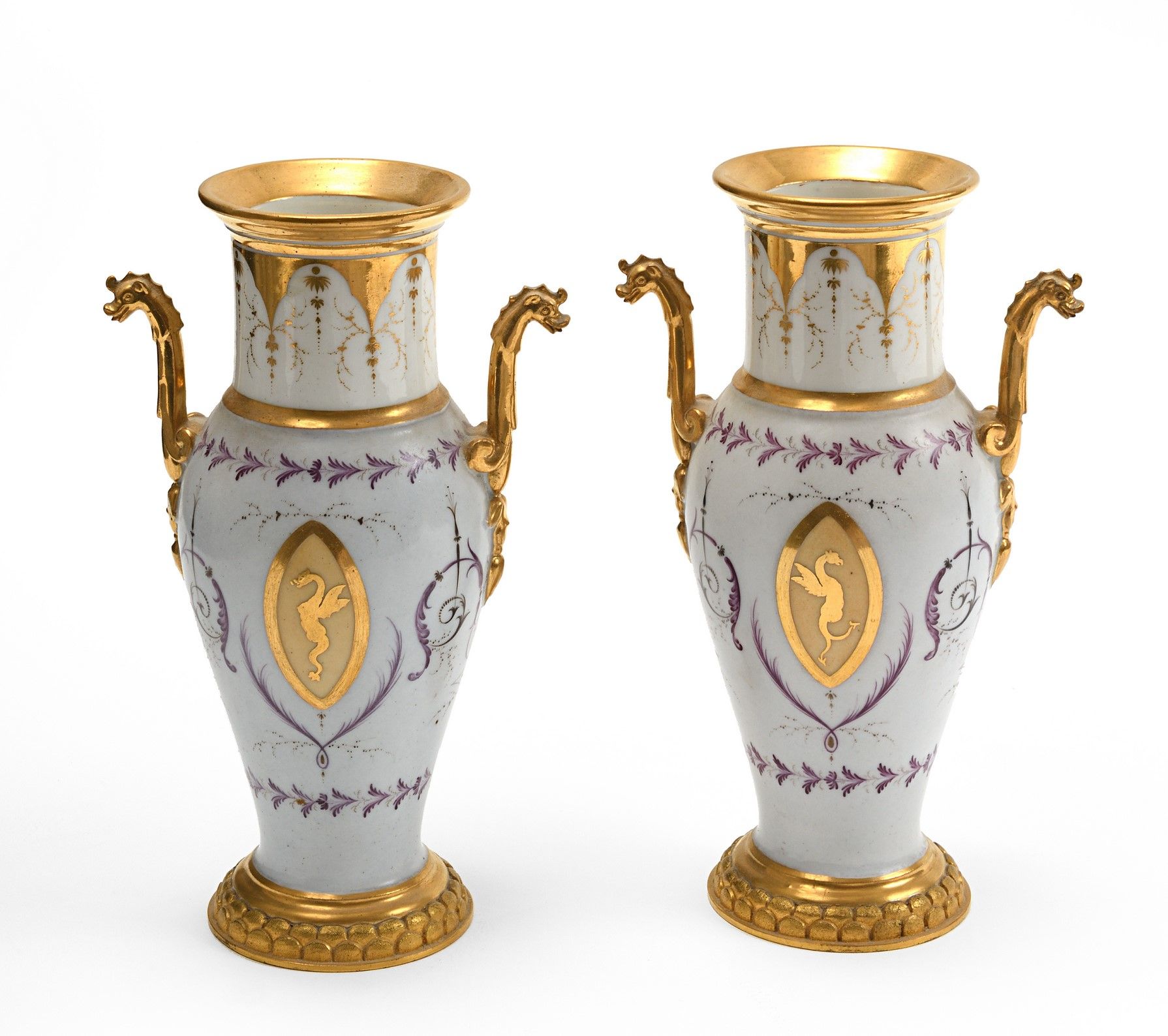 Null 一对白瓷花瓶，装饰有淡紫色和金色的阿拉伯式花纹。奖章和手柄上装饰着海马。镀金的青铜支架上刻有鳞片。(可能在框架上进行修复)。19世纪，在达戈提的味道中&hellip;