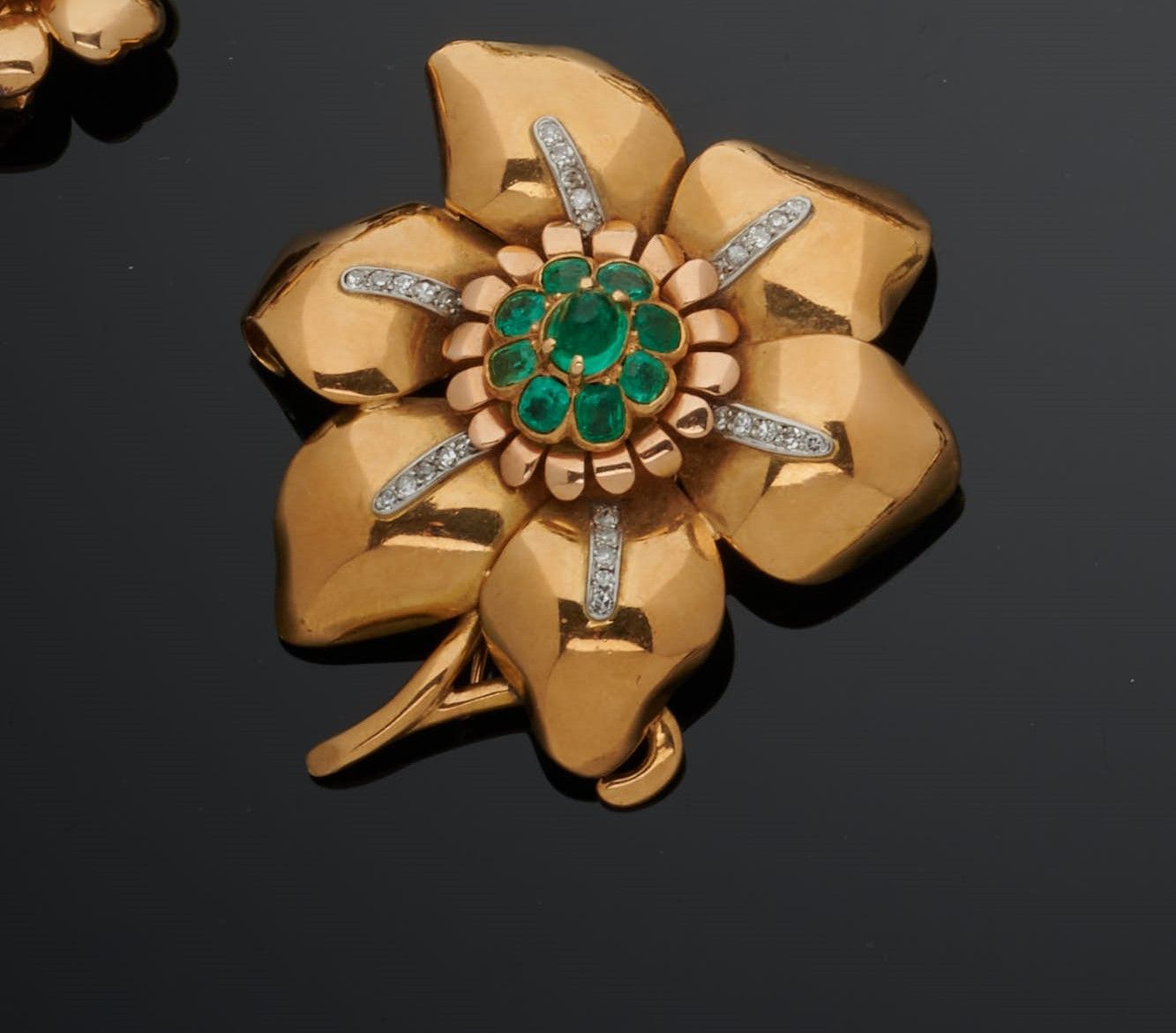 Null Broche en or 18k (750e) stylisant une fleur, le pistil orné d'émeraudes cab&hellip;