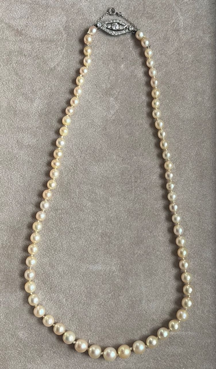 Null Collier composé d'un rang de perles fines d'environ 4 à 6 mm, agrémenté d'u&hellip;