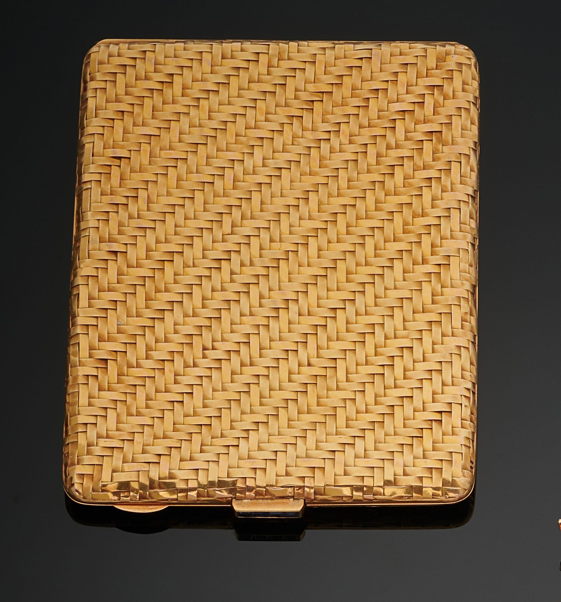 Null Etui à cigarette en or 18k (750e), de forme rectangulaire à décor de vanner&hellip;