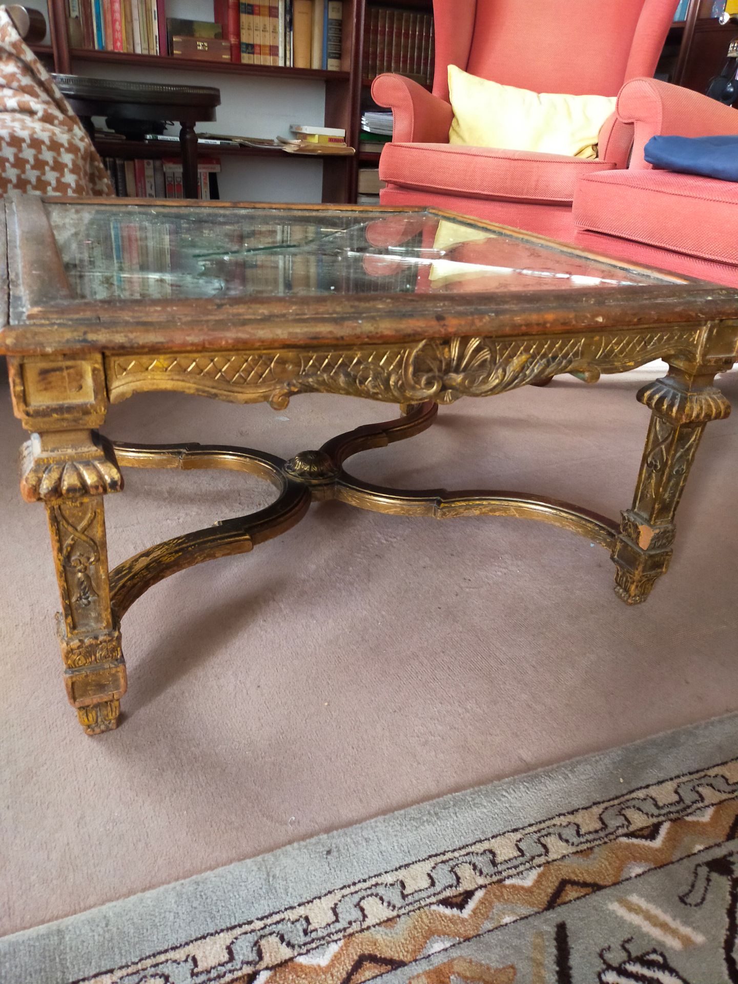 Null Table base carrée en bois doré, dessus en verre églomisé, entretoise en X
I&hellip;
