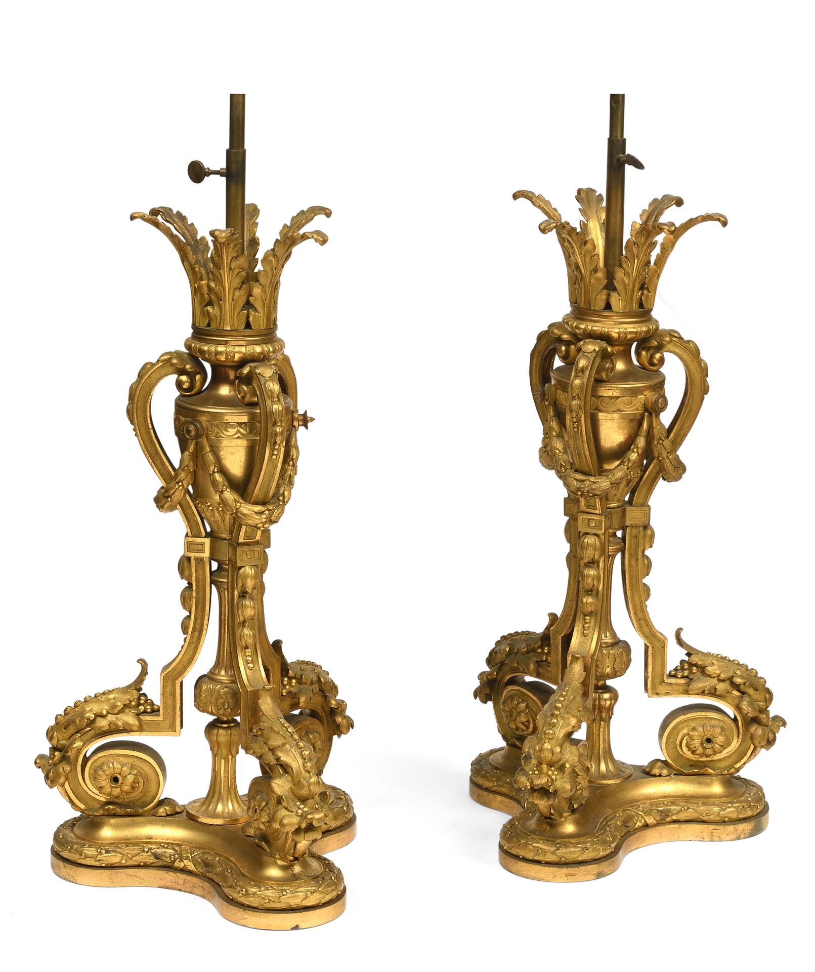 Null Athenerinnen aus vergoldeter Bronze, die als Lampen montiert sind, Ende des&hellip;
