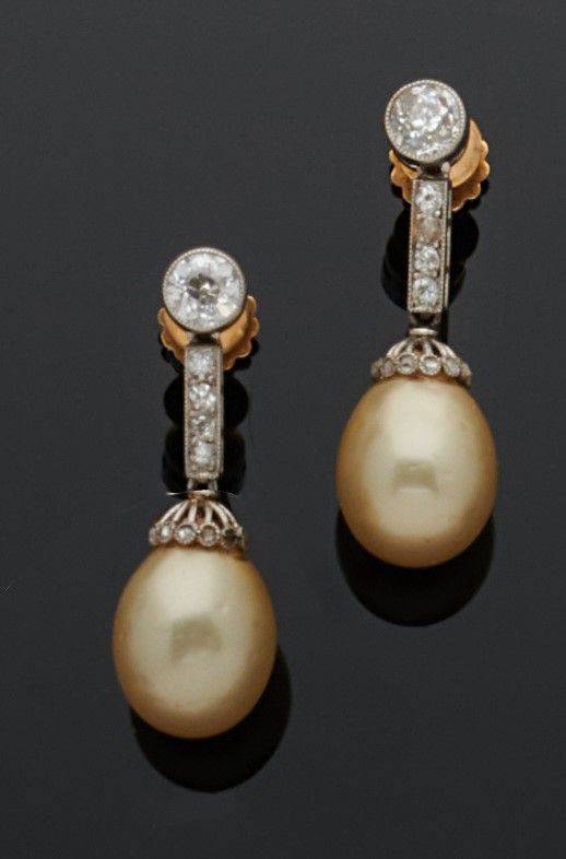Null Paire de pendants d'oreilles en or 18k (750e) et platine (850e), ornés d'un&hellip;