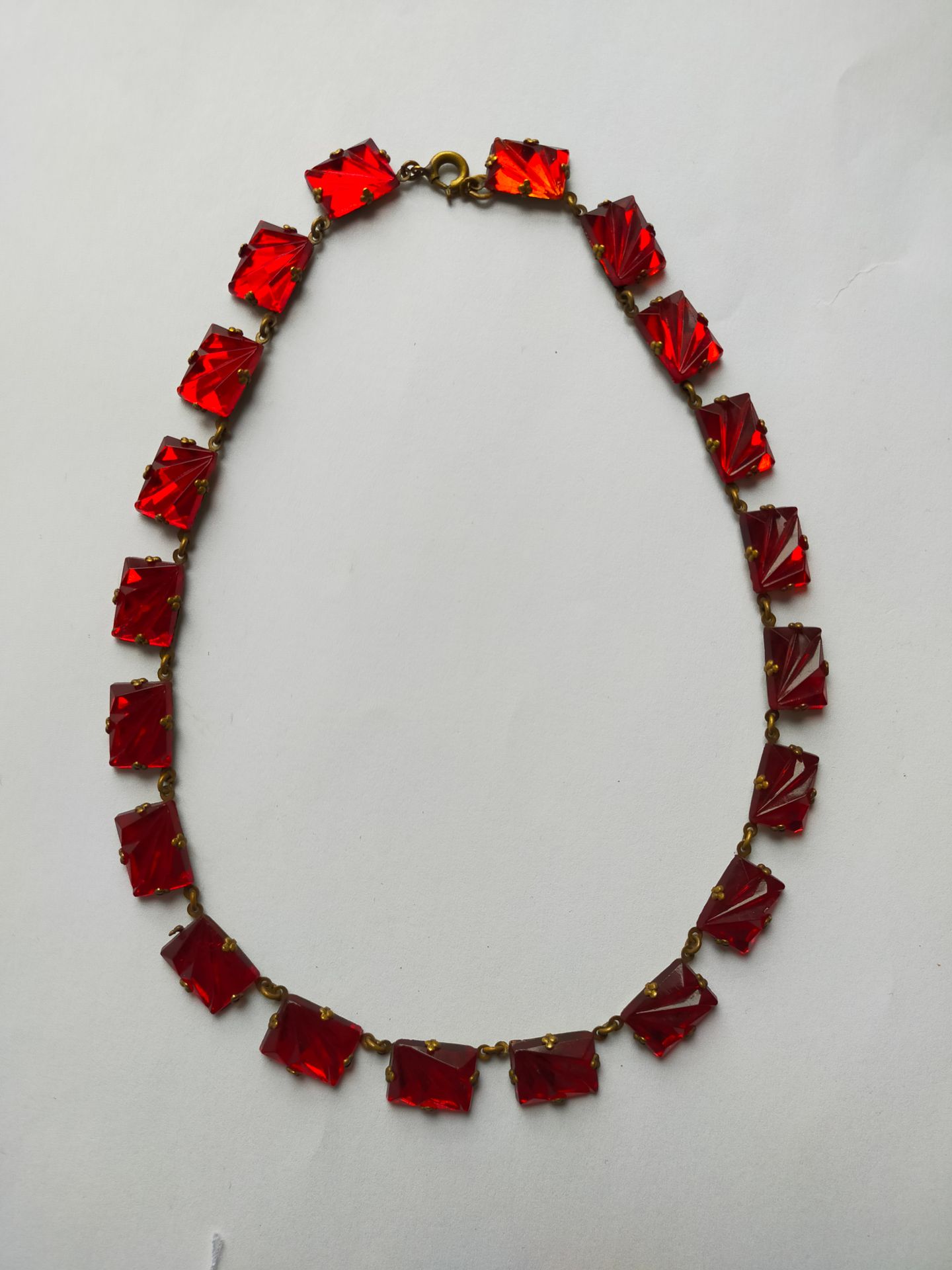 Null Collier ras du cou à motifs rectangulaires en verre rouge facetté
Monture e&hellip;