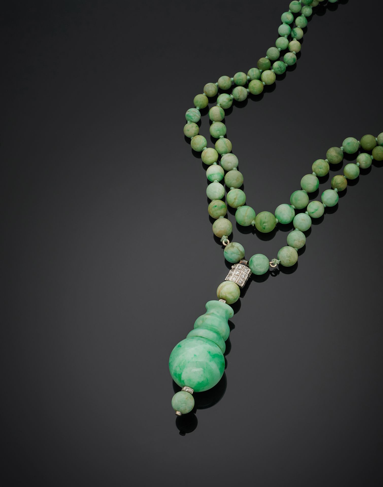 Null Collier double rang de perles de jade pouvant former sautoir, retenant un p&hellip;