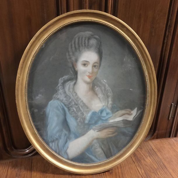 Null Ecole XIXe. Femme à la lecture. Pastel à vue ovale. 63 x 52 cm