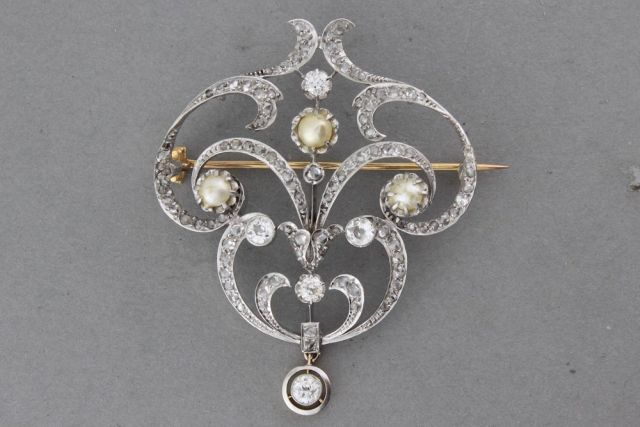 Null Broche en platine à motif d'enroulements sertie de diamants et trois perles&hellip;