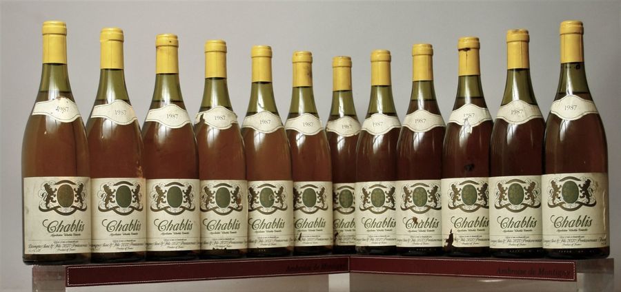 Null 12 bouteilles CHABLIS - DESVIGNES Ainé et Fils. 1987. 5 étiquettes griffées&hellip;