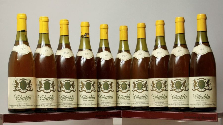 Null 10 bouteilles CHABLIS - DESVIGNES Ainé et Fils. 1987. 1 étiquette tachée et&hellip;