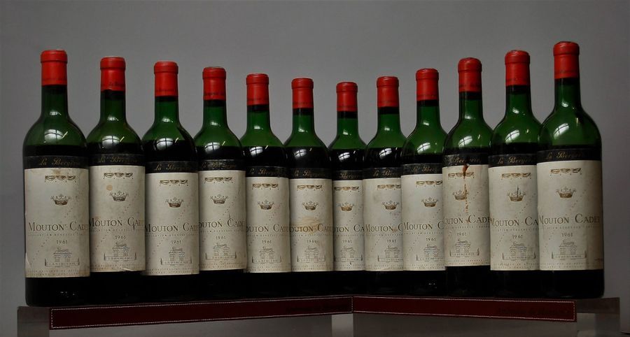 Null 12 bouteilles MOUTON CADET - Domaines Baron Philippe de Rothschild. 1961. E&hellip;