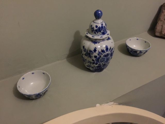 Null Ensemble de faïence de Delft modernes : 2 vases couverts et deux bols.