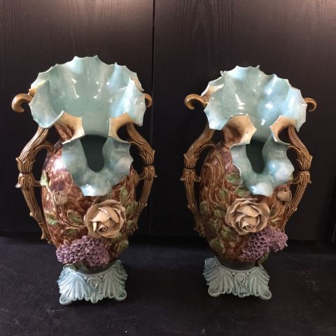 Null Lot :Paire de vase en barbotine à décor de fleurs, deux anses, glaçure turq&hellip;