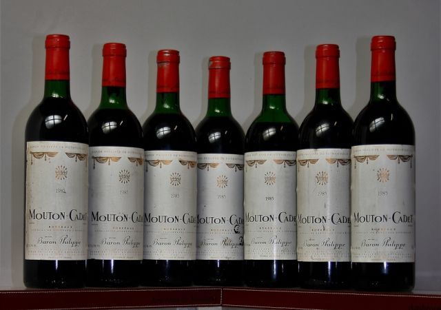 Null LOT: 7 bouteilles MOUTON CADET - Domaines Baron Philippe de Rothschild. 198&hellip;