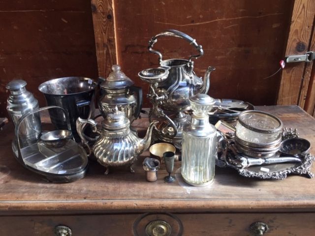Null Important lot de métal argenté: samovar, couverts, plats, flacons..;