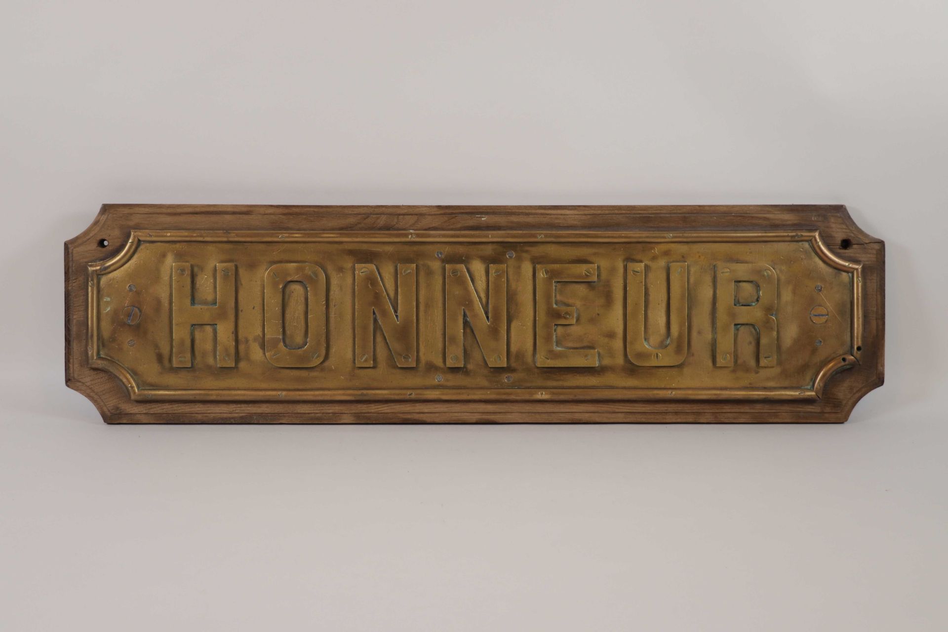 Null Bronzeplakette "HONOUR" auf Holzsockel 25x96 cm