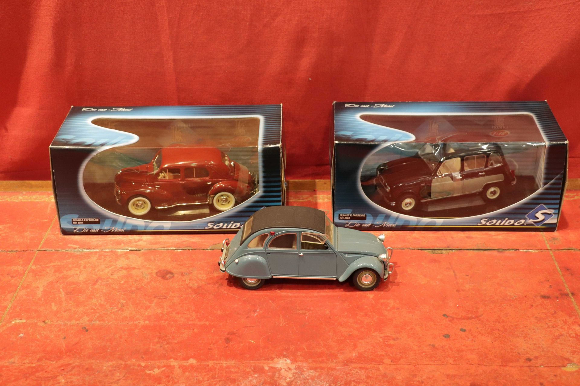 Null 
Lot de 3 miniatures SOLIDO 1/18 (2 cv, Renault 4 parisienne, Renault 4 cv)&hellip;