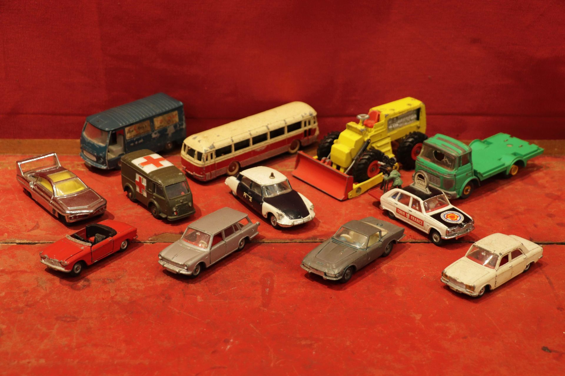 Null 
Lot de 11 miniatures DINKY TOYS, MEBETOYS, CORGI TOYS et divers (Renault 1&hellip;