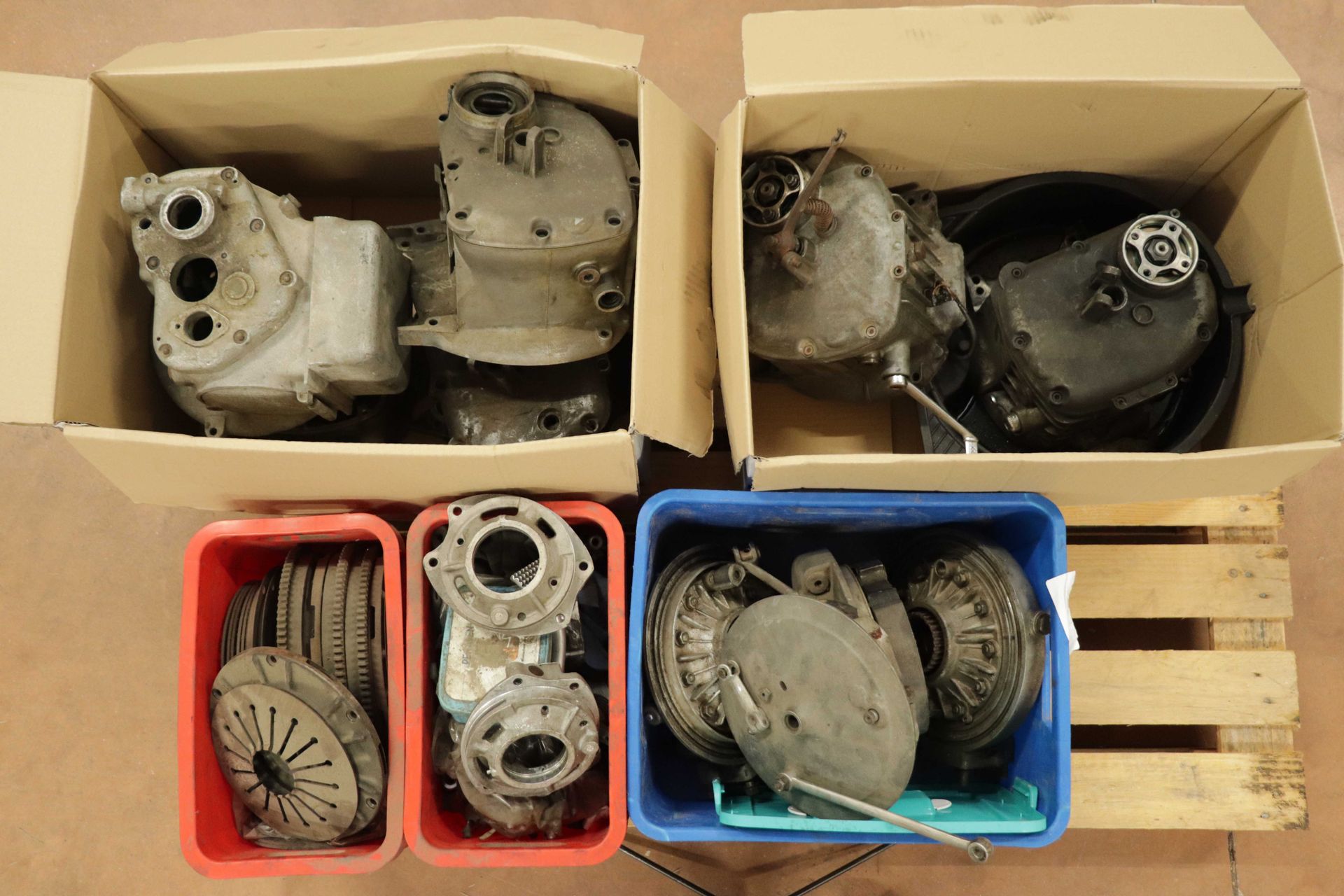 Null Set of dismantled gearboxes, rear wheel hubs, clutch parts and miscellaneou&hellip;