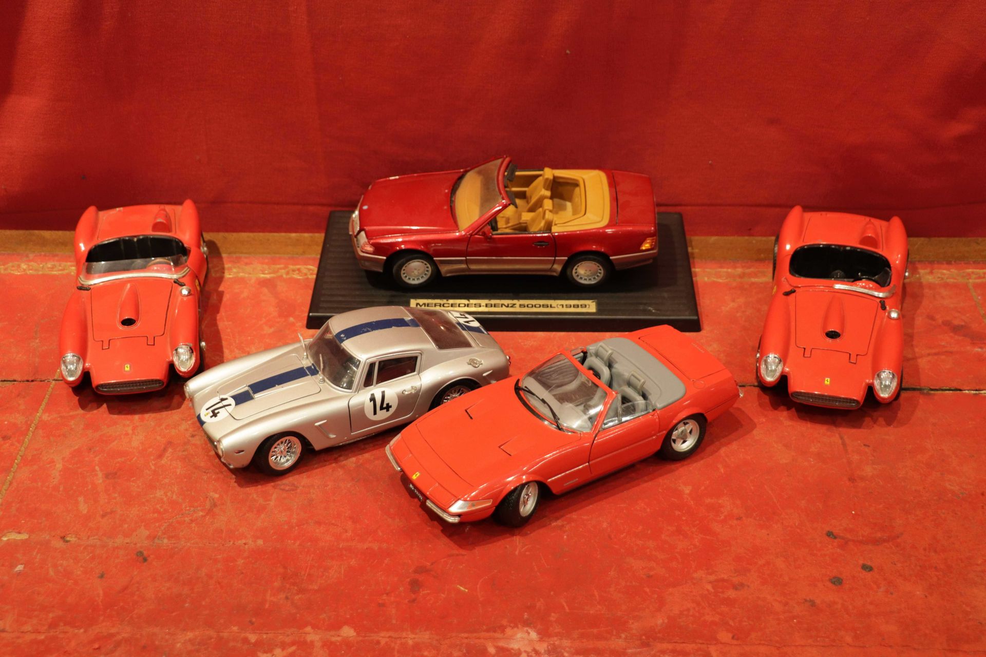 Null 
Lot de 5 miniatures BURAGO et divers 1/18 (Ferrari, Mercedes) - En l'état