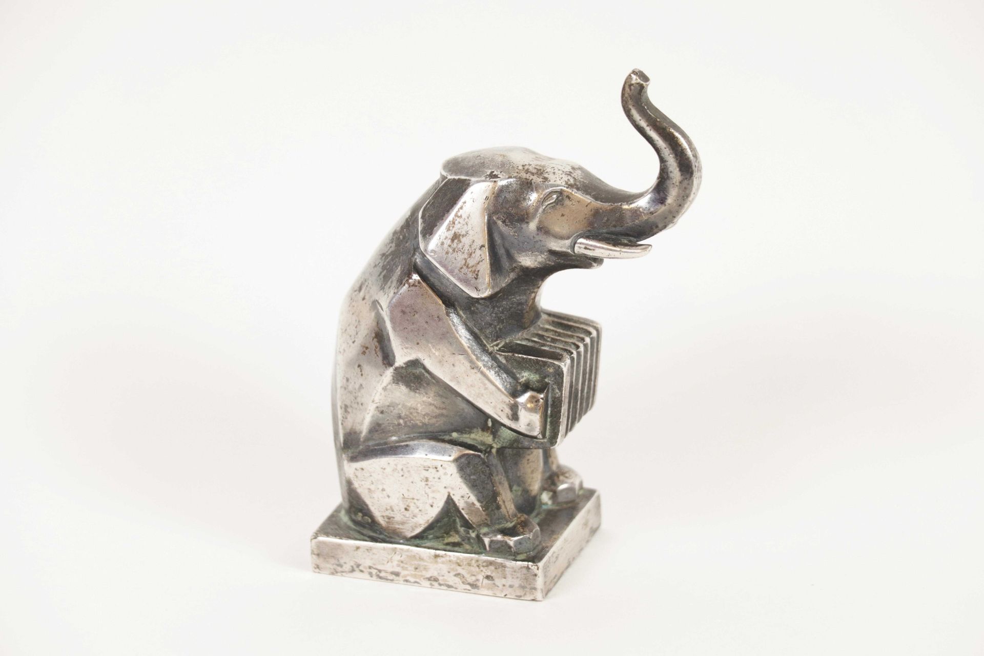 Null Maskottchen des Automobils. Akkordeonspielender Elefant, versilberte Bronze&hellip;