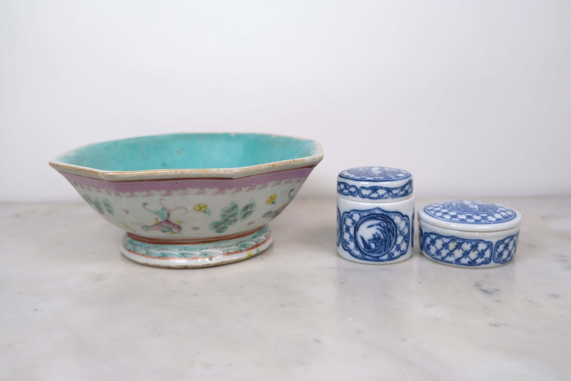 Null 中国瓷碗，19世纪。高：7，长：19厘米。附有两个有盖的东南亚小瓷罐。高：3和6厘米