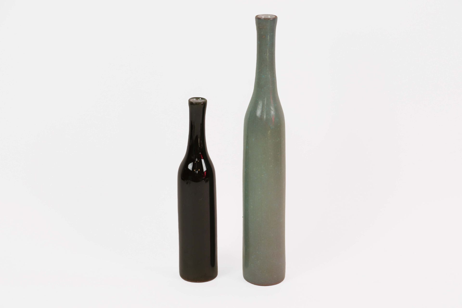 Null 雅克(1926-2008)和达尼(1933-2010)鲁瓦兰，两个绿色釉面陶瓷花瓶。高：21和31厘米