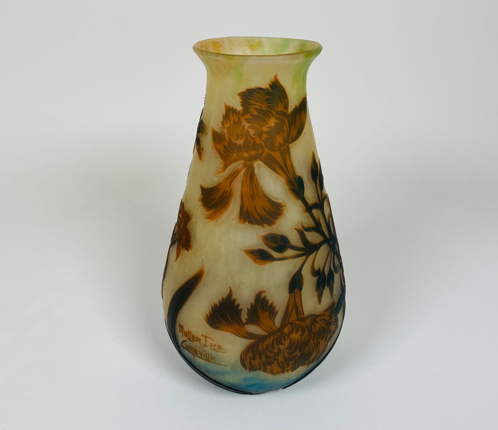 Null MULLER Frères à Lunéville, Rare vase en verre multicouche à décor dégagé à &hellip;