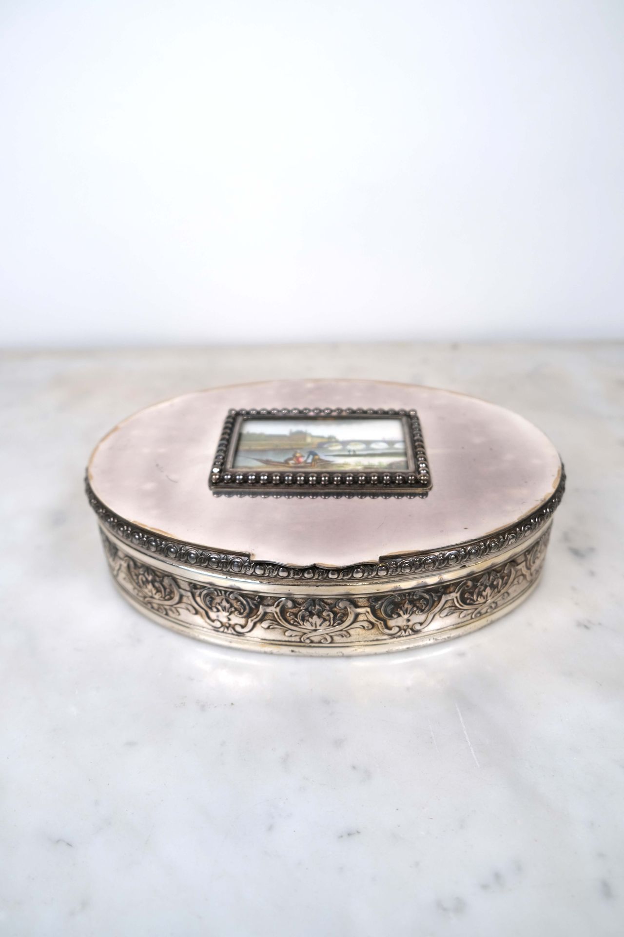 Null Una scatola d'argento (800) decorata con fregi di perle, ovali e fogliame s&hellip;