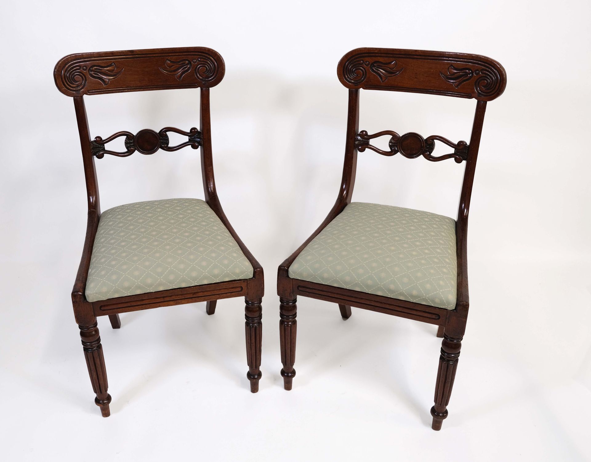 Null 一对桃花心木椅子，背部有镂空，前腿有凹槽，后腿有马刀，绿色织物有横条。19世纪中期，86 x 45 x 40厘米