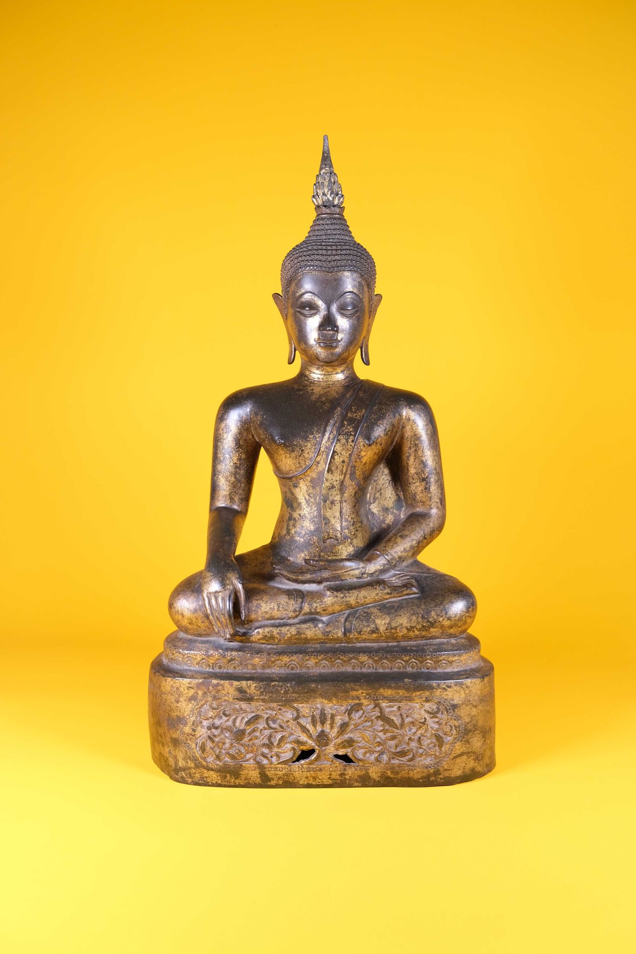Null 金铜佛像，以padmasana坐于饰有鲜花和叶子的底座上，右手持bhumisparshamudra，左手持dhyanamudra，身穿僧袍，面容安详，&hellip;