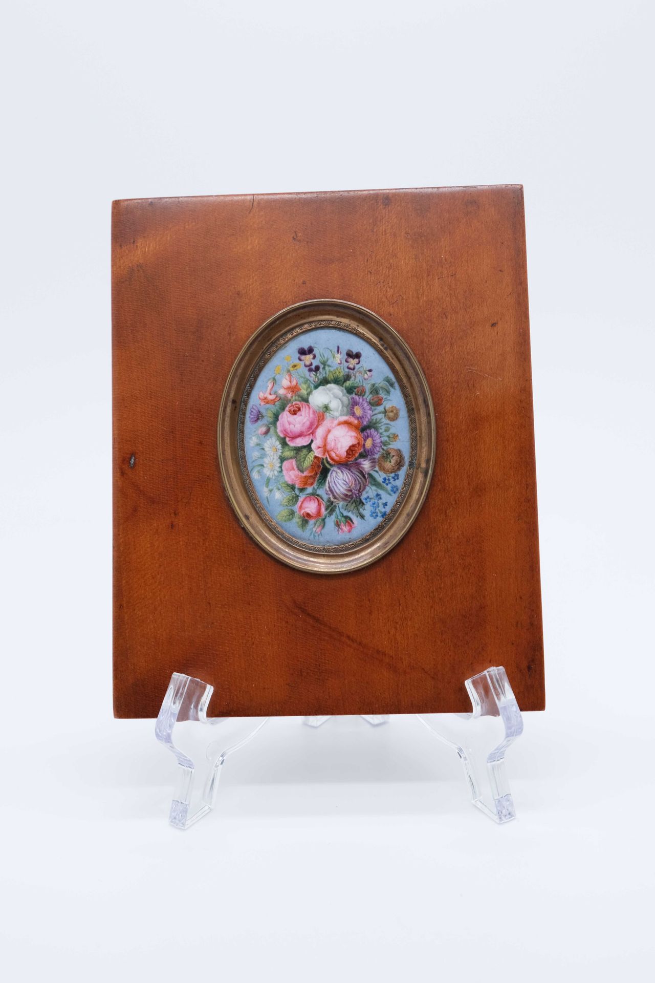 Null "Bouquet de fleurs" émaux peints sur métal de forme ovale. 6,5 x 5 cm. Insc&hellip;