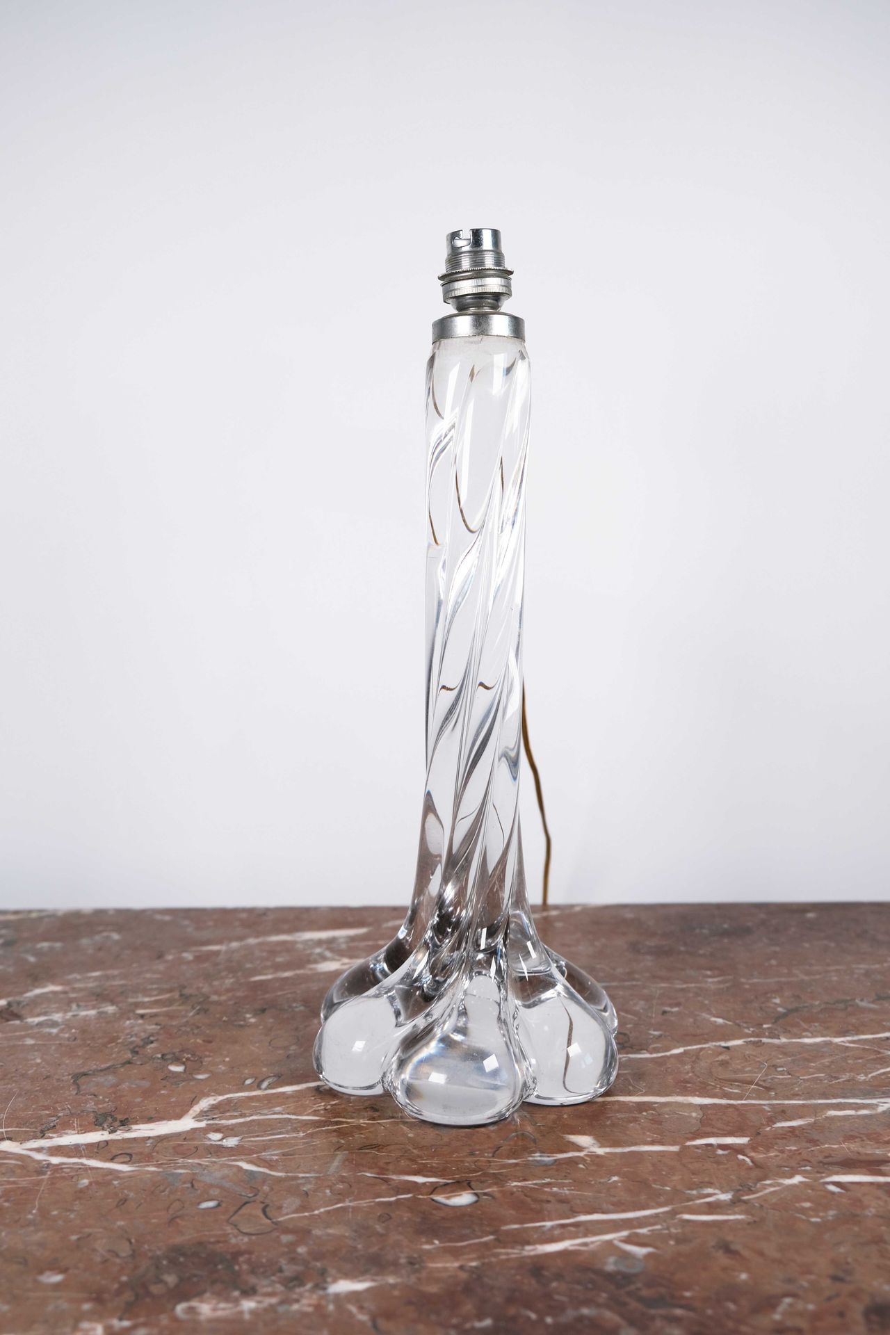 Null Pied de lampe en cristal torsadé de Moselle. H : 33,5 cm
