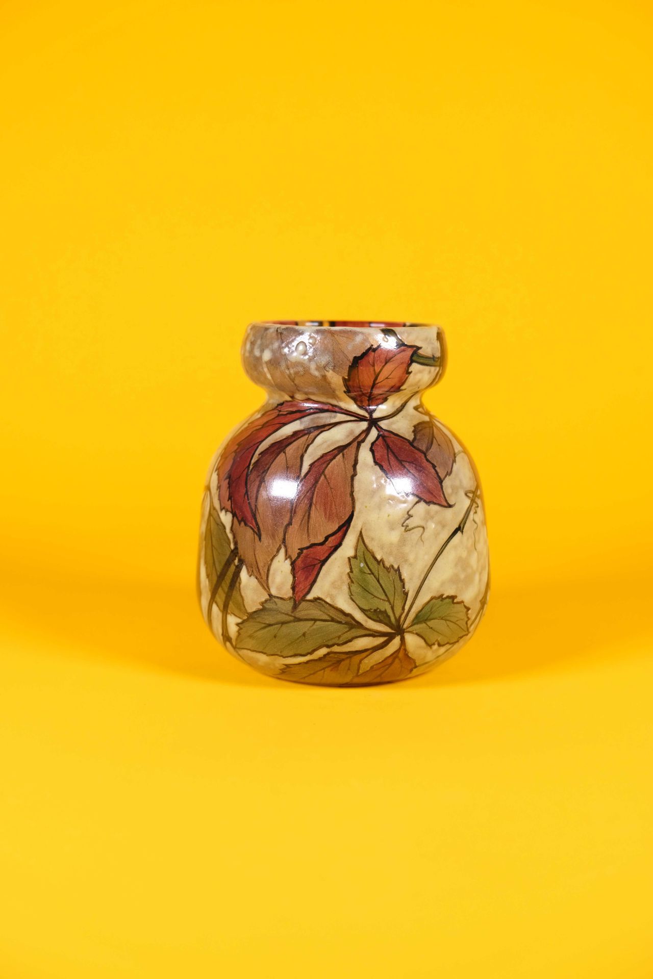 Null Dans le style de Théodore LEGRAS, Vase en verre à décor émaillé de feuilles&hellip;
