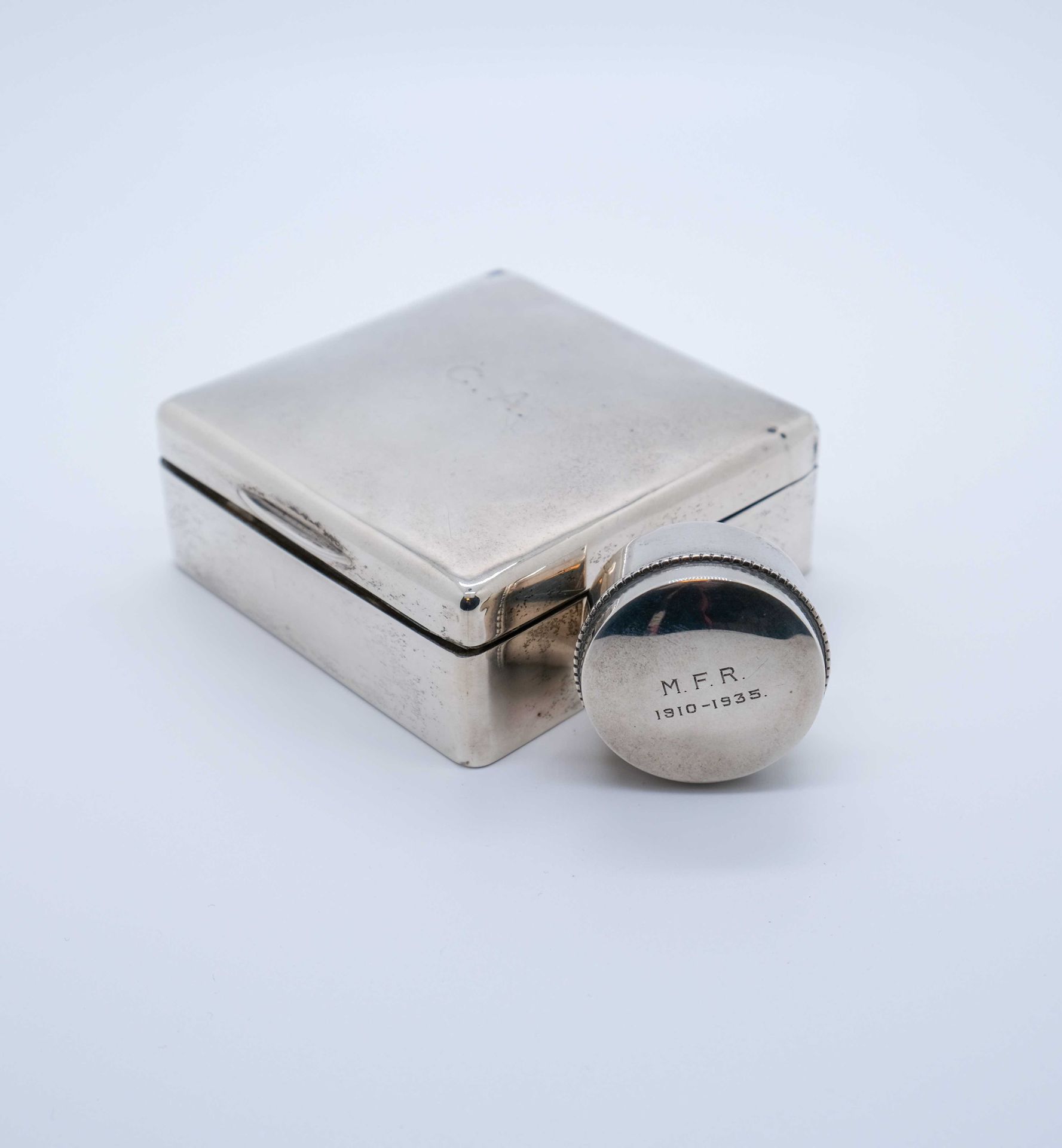 Null 银盒（925），盖子上印有 "CA"，木芯。英文作品。3,2 x 8,2 x 8,2厘米。毛重：180克（小震荡）。它与一个刻有 "MFR 1910-&hellip;