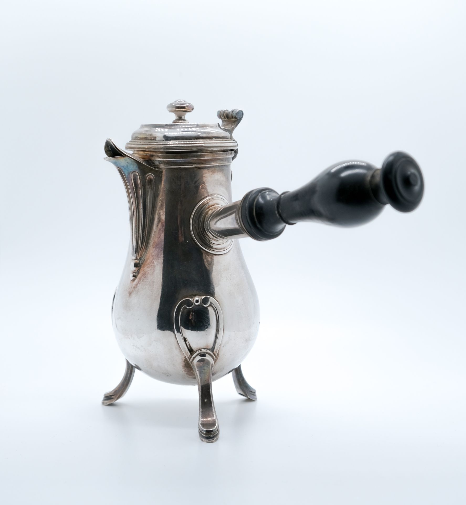Null 银色的自制壶，呈柱状，它靠在三只脚上，上面有护花板。木制手柄。巴黎，1787年。亨利-奥古斯特，1785年的金匠大师。高：19厘米，毛重：663克