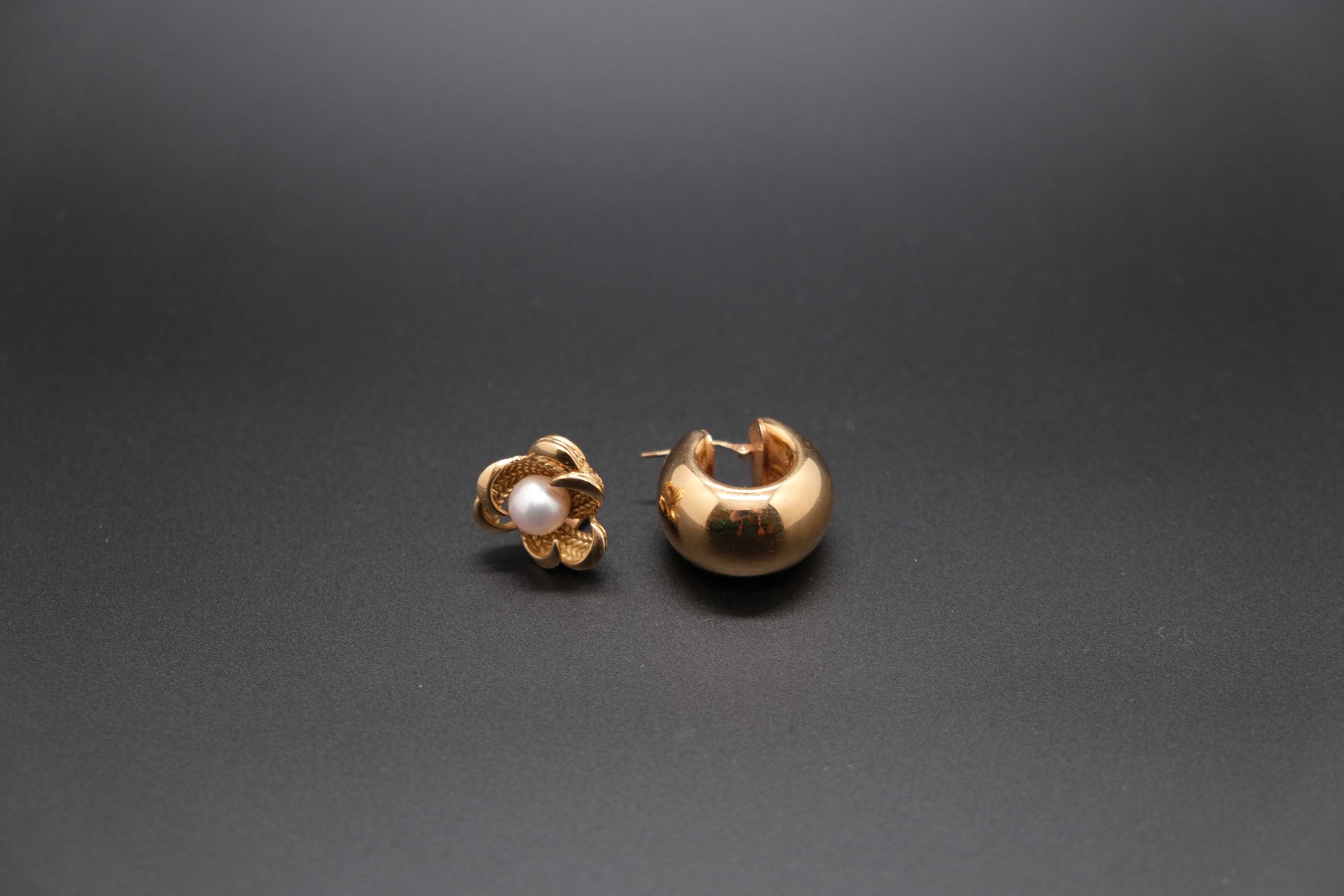 Null 金耳环(750)镶嵌着一颗养殖珍珠。毛重：6,6克。它加入了一个金克里奥尔（750）。重量：4.1克