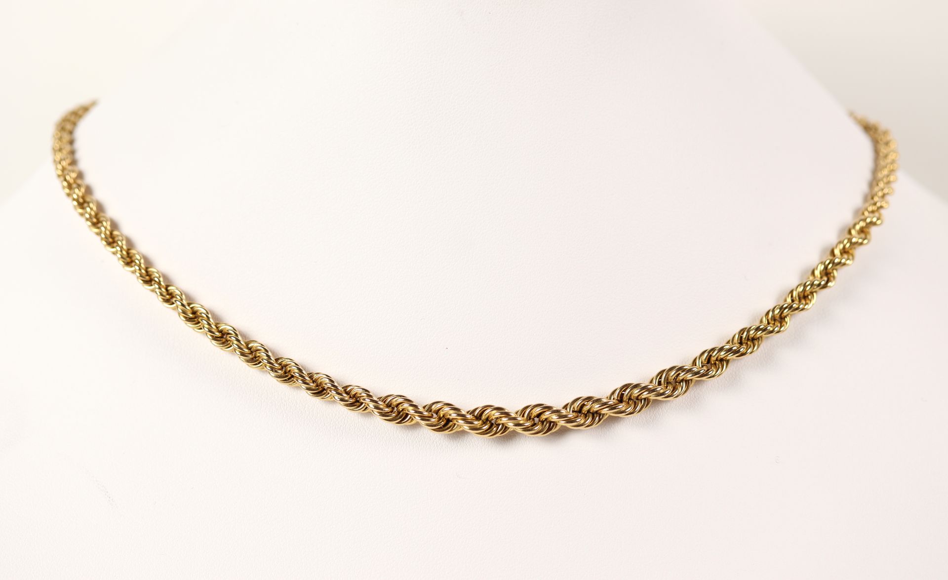 Null 黄金链18K(千分之七十五)，有扭曲的网纹。搭扣弹簧。毛重：约45厘米。P.11,6