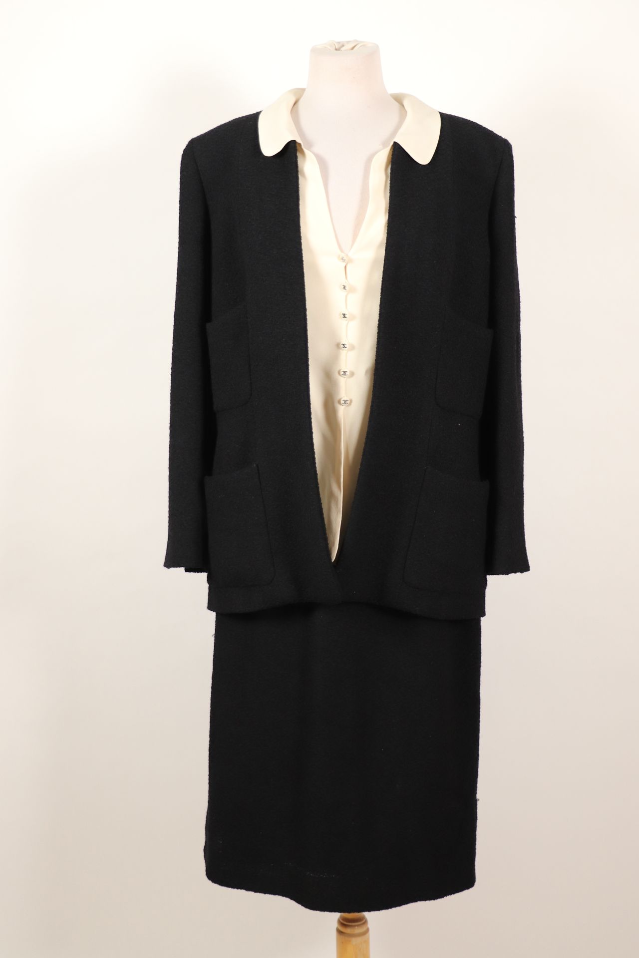 Null CHANEL - Tailleur noir, veste et jupe en laine et polyamide, à col en soie &hellip;