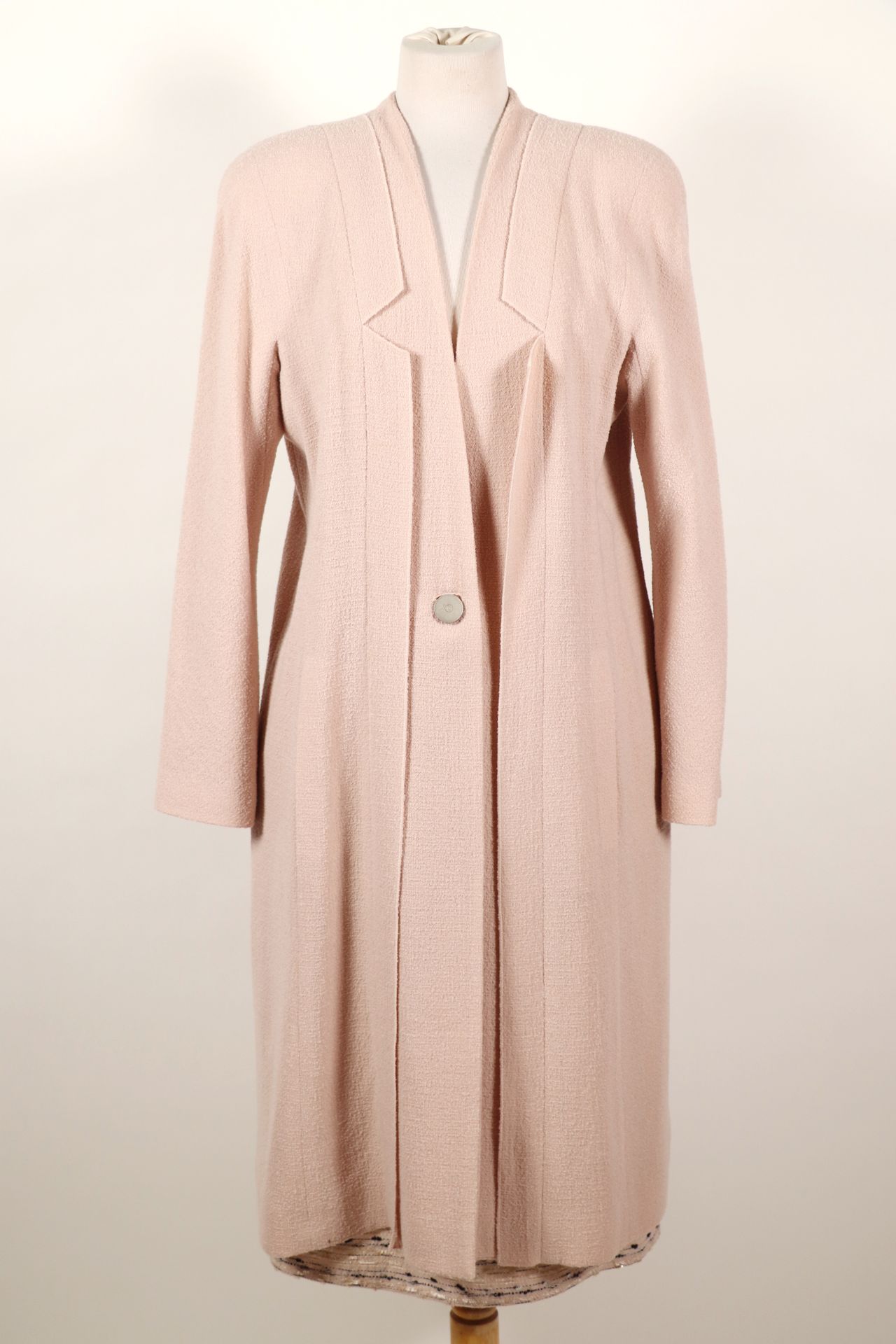 Null 香奈儿 - 粉红色套装，外套和裙子，羊毛和聚酰胺材质。长外套有一个纽扣，毛呢裙有两个口袋和两个纽扣，尺寸为46号。