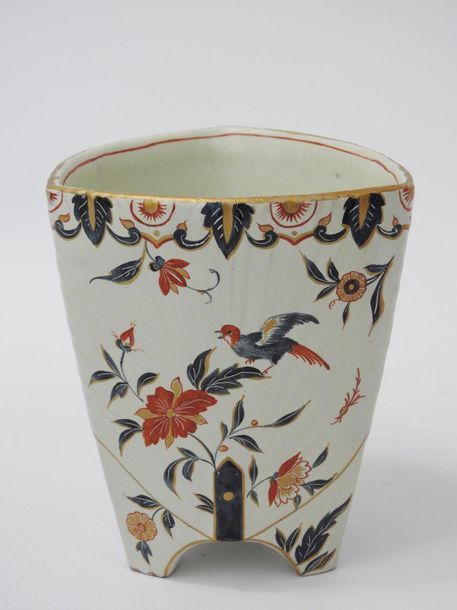 Null Emile GALLE (1846-1904) - Nancy: 

Vase tripode de section triangulaire en &hellip;